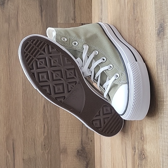 Converse High top Brand new platform in the box no lid. - Picture 4 of 12